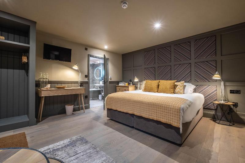 The Three Blackbirds — 4-Star Luxury Hotel in Newmarket, United Kingdom
