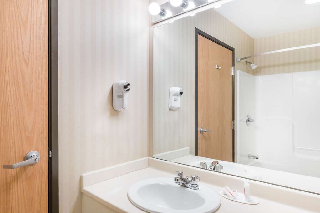 Days Inn & Suites by Wyndham Bridgeport Clarksburg - photo 9