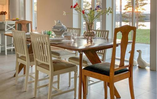 Nice Home In Västervik With Lake View — Vaestervik — photo 5