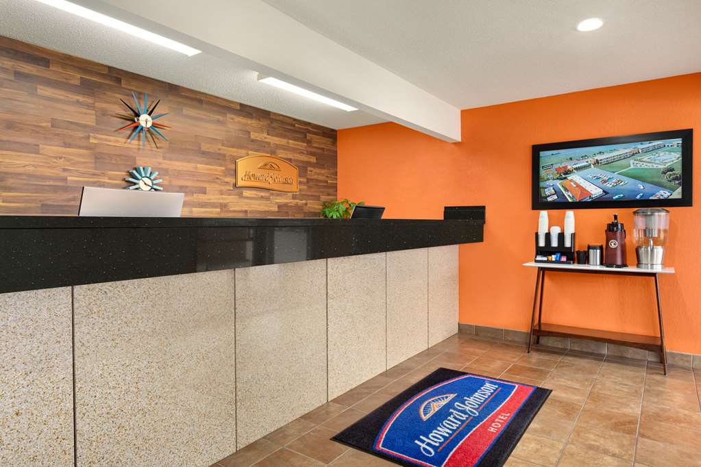 Howard Johnson by Wyndham Waterloo Cedar Falls - photo 4