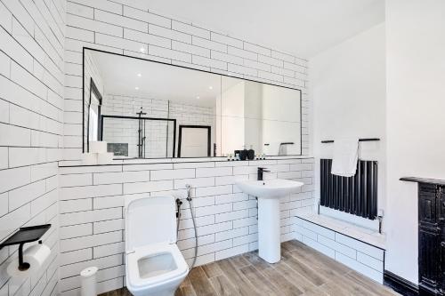 Modern Duplex Apartment Located Near City Centre With Free Parking Wi Fi & Netflix By Ai Estate Group