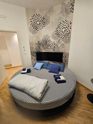 Suit Dante in Genoa, Italy