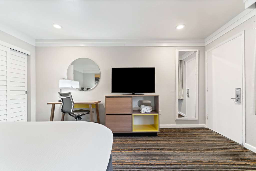 Days Inn by Wyndham San Diego Hotel Circle - photo 13