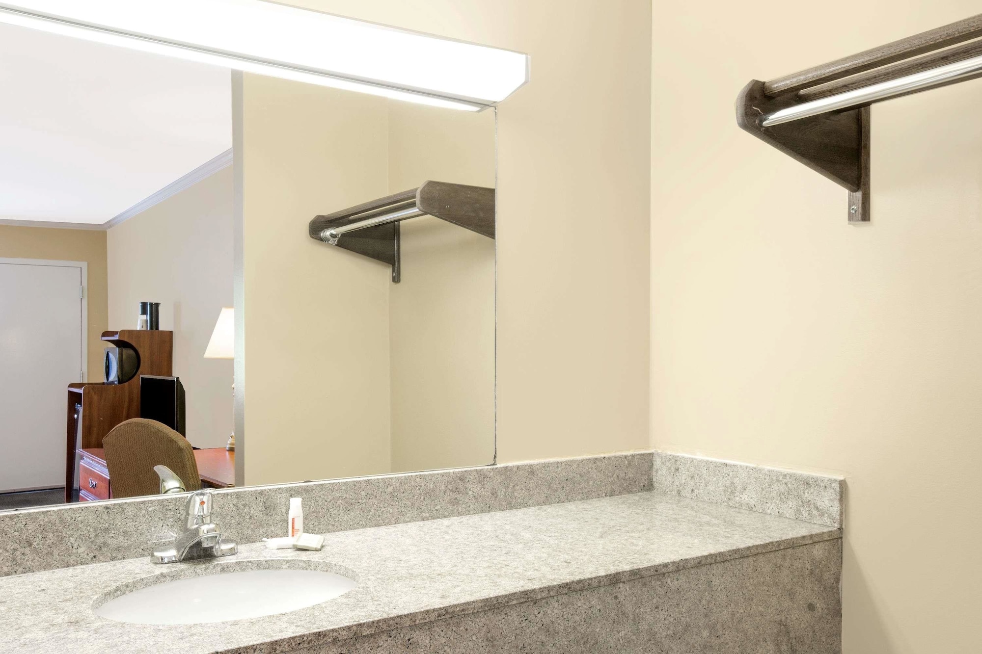 Budgetel Inn & Suites Alabama - photo 4