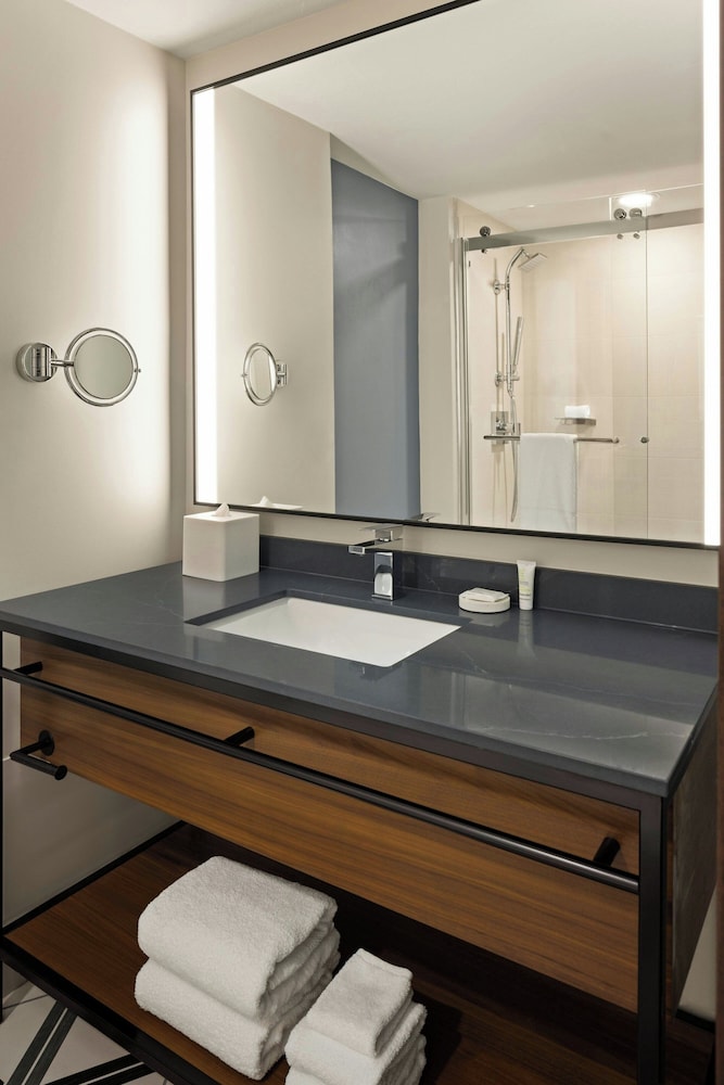 Oshkosh Marriott Waterfront Hotel & Convention Center - photo 23