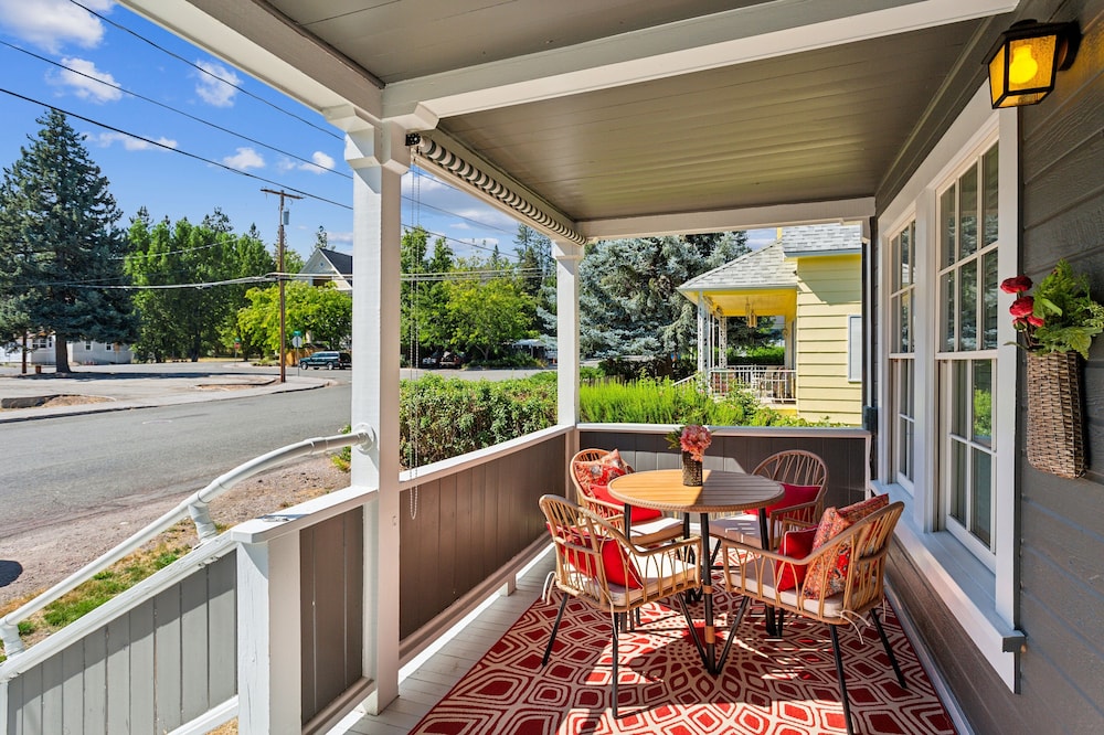Charming Downtown Mccloud Retreat 2 Bedroom Home By Redawning 20722175 — Mccloud