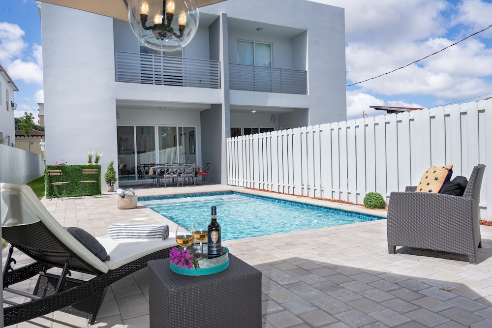 4BR Pool Townhome Duplex by Jos17 — hotel in Coral Gables