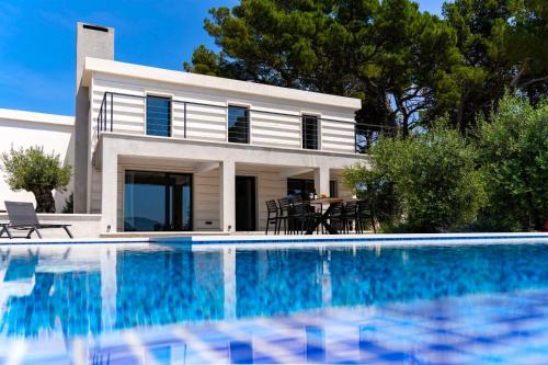 Seafront Villa Serenita — 4-Star Luxury Hotel in Selca, Croatia