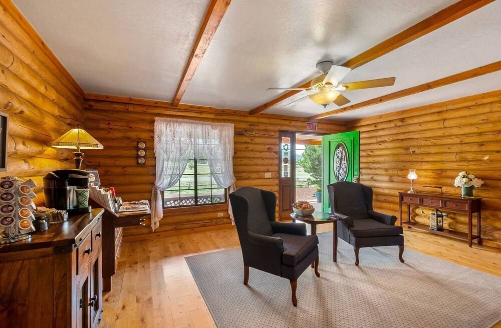 Quarter Horse Inn Rose Room - photo 10