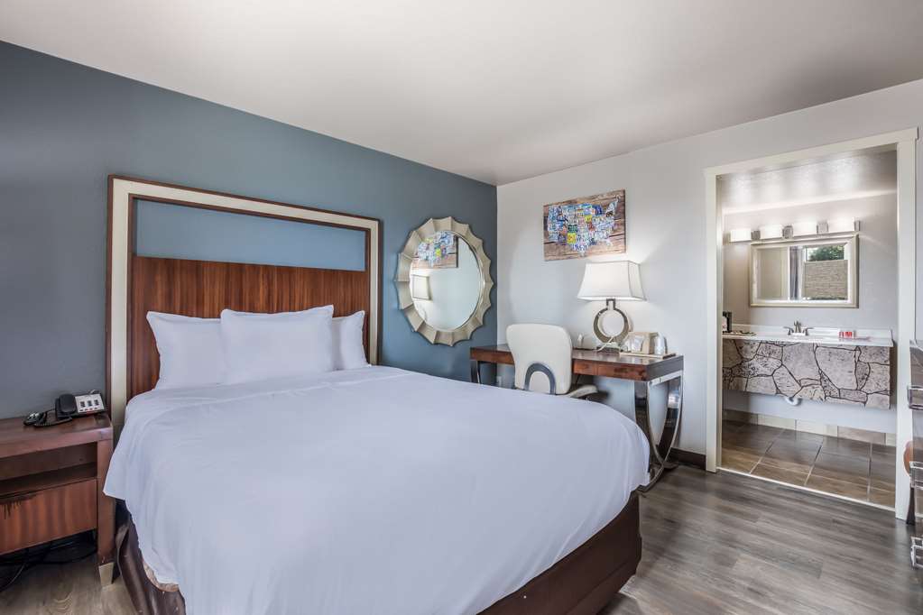 Econo Lodge Neenah - photo 18