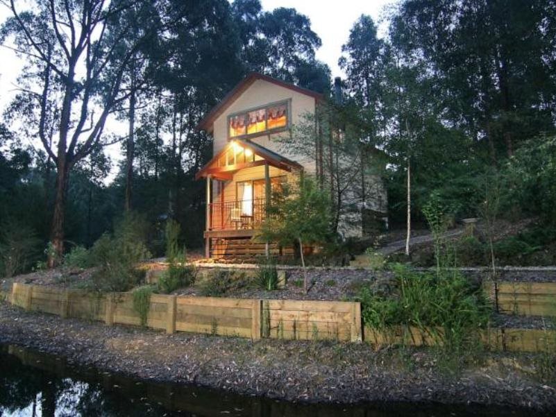 Eagle Hammer Cottages - carbon neutral hotel in Monbulk