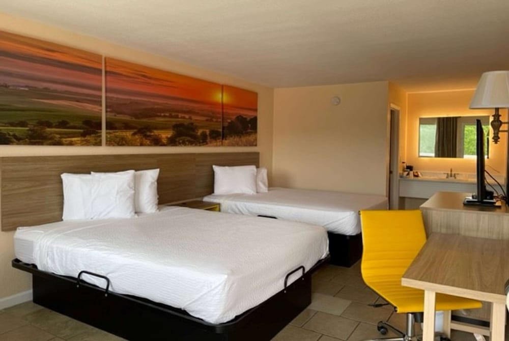 Days Inn by Wyndham Branson Near Theatre District - photo 8