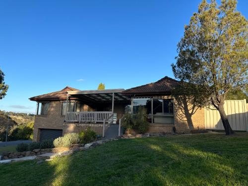 Central Sunbury home with top hill views high speed NBN and Netflix ready — 4-Star Luxury Hotel in Sunbury, Australia