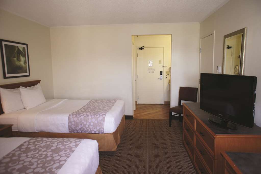 La Quinta Inn & Suites by Wyndham Tampa Brandon West - photo 18