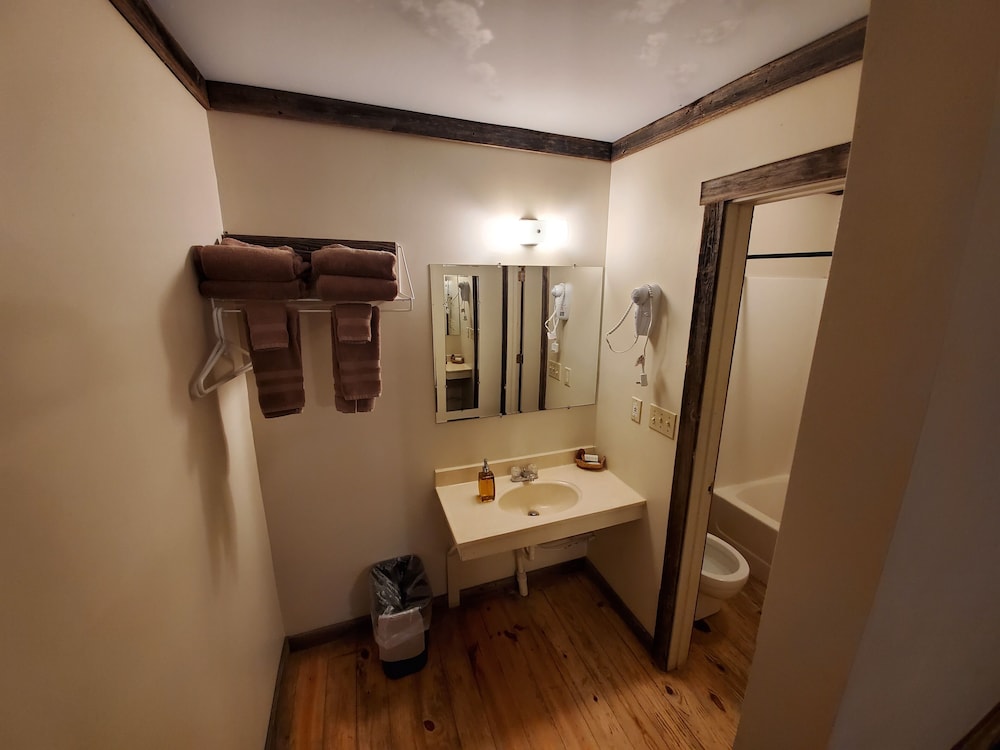 Jamesport Inn - photo 21