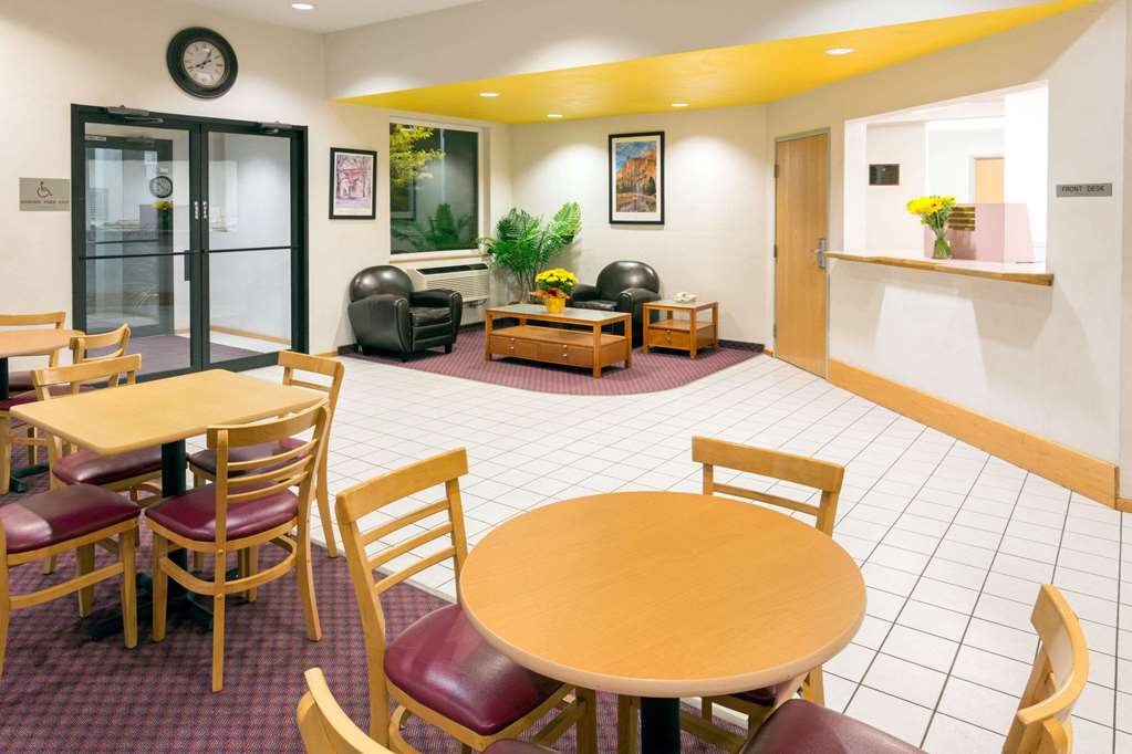 Super 8 by Wyndham Redmond - photo 2