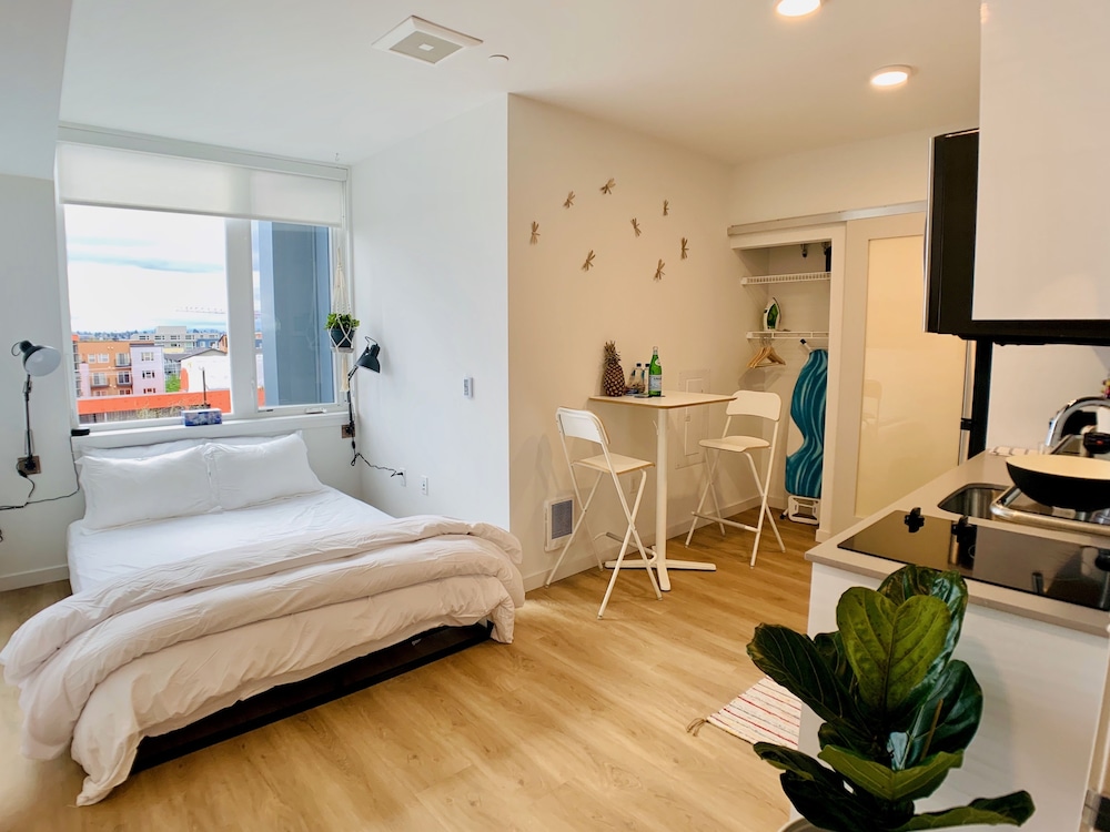 Prime Roosevelt Contemporary Studio - last minute hotel in Seattle