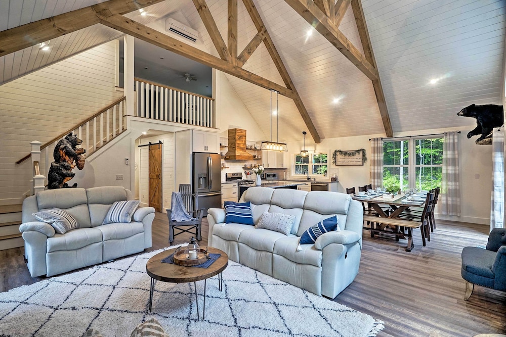 Hot Tub Grill and Mtn Views Benezette Cabin — 4-Star Luxury Hotel in Dubois, United States