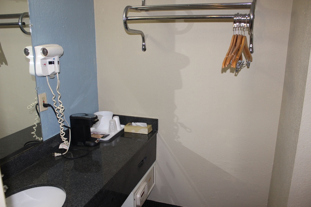 Tampa Inn Near Busch Gardens - photo 23