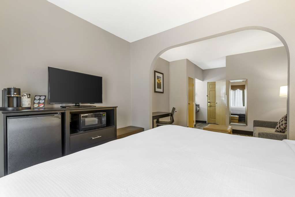 Best Western Plus Des Moines West Inn & Suites - photo 41