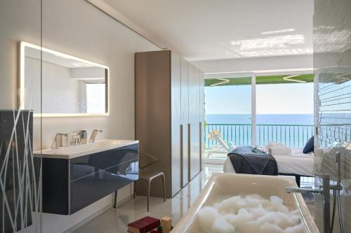 Sunlight Properties Sky blue 3 bedroom flat with sea view on the Promenade des Anglais — 4-Star Luxury Hotel in Nice, France