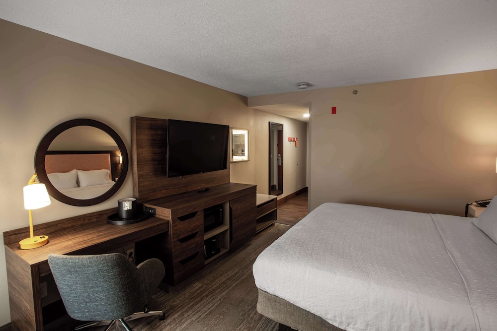 Hampton Inn Springfield - photo 3