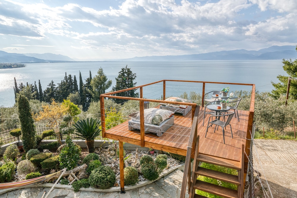 Magical View Studios 2 Asproneri Kamena Vourla — 4-Star Luxury Hotel in Kamena Vourla, Greece