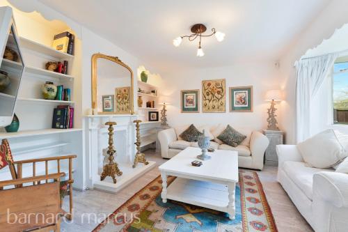 Designer Cottage with Parking Esher Surrey Pass the Keys — 4-Star Luxury Hotel in Esher, United Kingdom