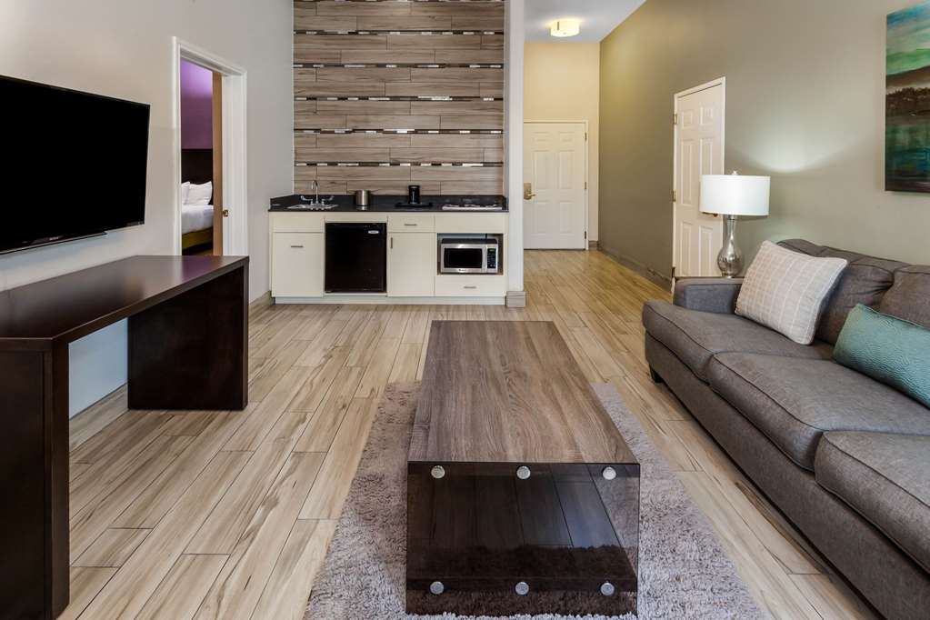 La Quinta Inn & Suites by Wyndham Laredo Airport - photo 38
