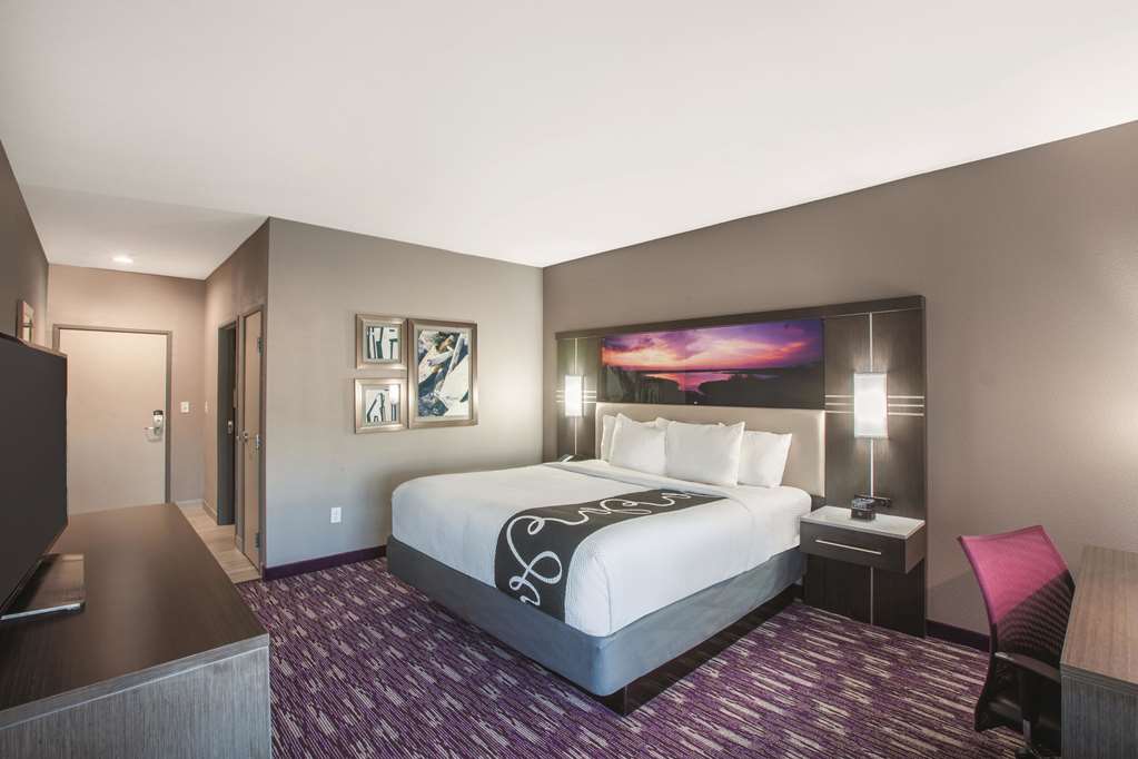 La Quinta Inn & Suites by Wyndham Kingsville - photo 11