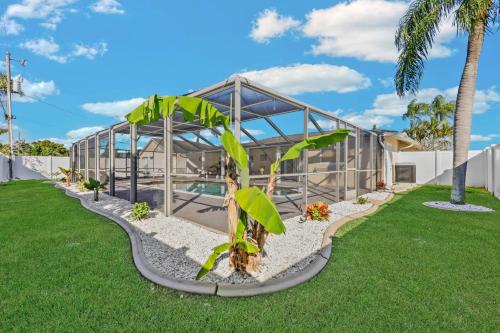 Lovely home with oversized heated pool in quiet neighborhood Villa Polish Palace South — 4-Star Luxury Hotel in Cape Coral, United States