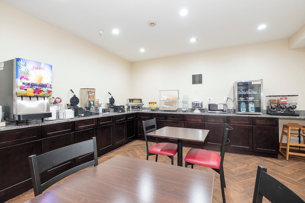 Econo Lodge Inn & Suites - photo 34