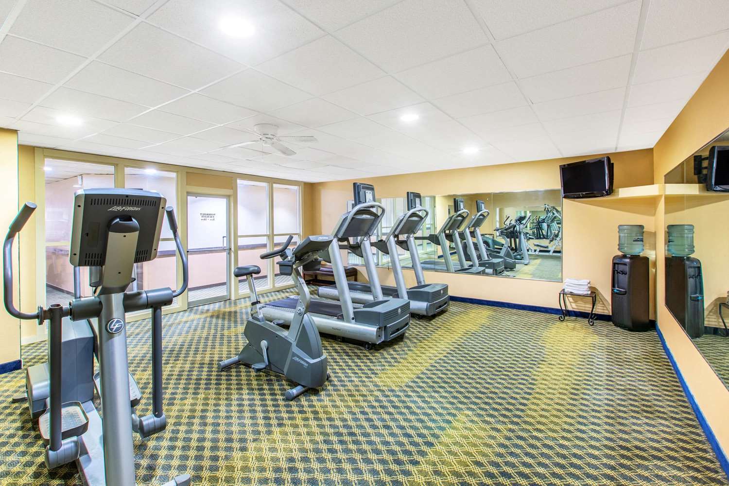 Days Inn and Suites by Wyndham Coralville Iowa City - photo 20