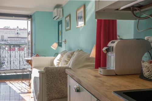 Lisbon Heart Apartments White Apartment by LovelyStay