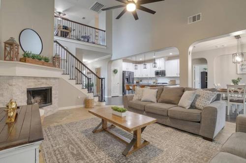 2 Story Open Spaces Home Near Stadiums Six Flags — 4-Star Luxury Hotel in Grand Prairie, United States