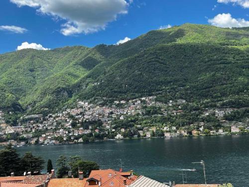 Timco 3 Story Apartment with Lake View And Air Conditioner — 4-Star Luxury Hotel in Torno, Italy