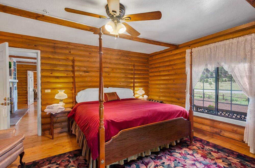 Quarter Horse Inn Rose Room - photo 2