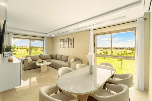 Vue Montagnes Golf et Piscine Luxe à Marrakech — 4-Star Luxury Hotel in Marrakesh, Morocco