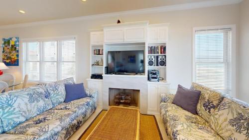 A Place of Grace Sunset Beach Beachfront Pet Friendly Community pool — Eastpoint — photo 4