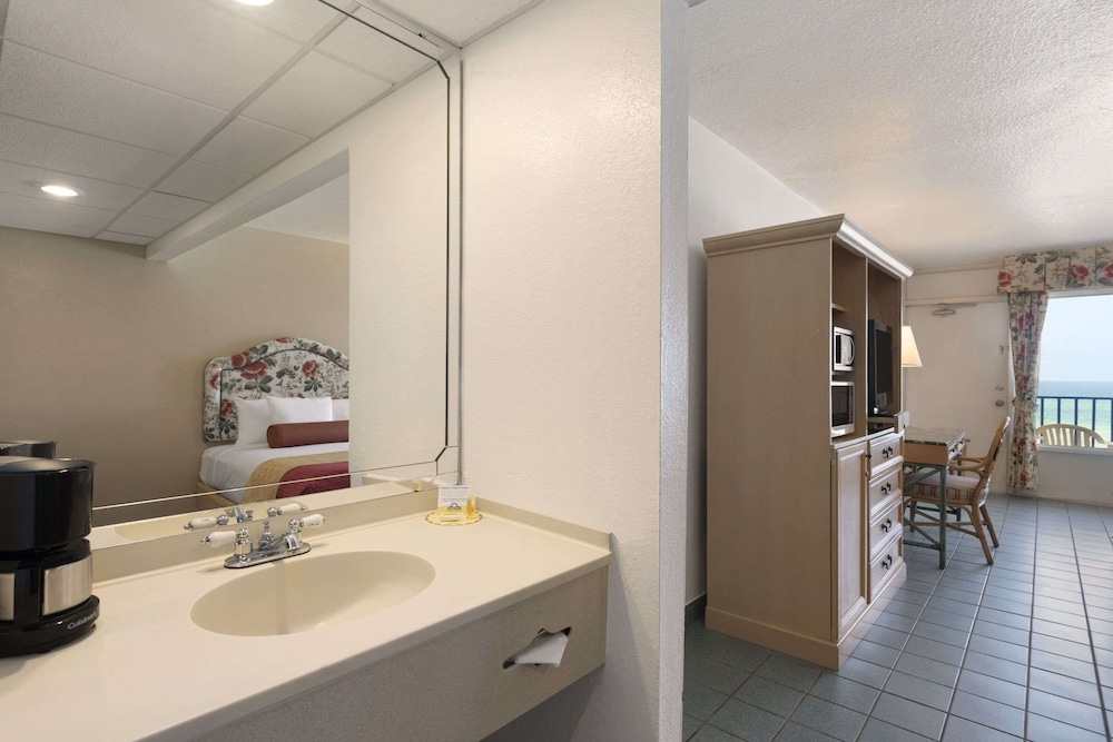 Days Inn by Wyndham Panama City Beach Beachfront Resort - photo 34