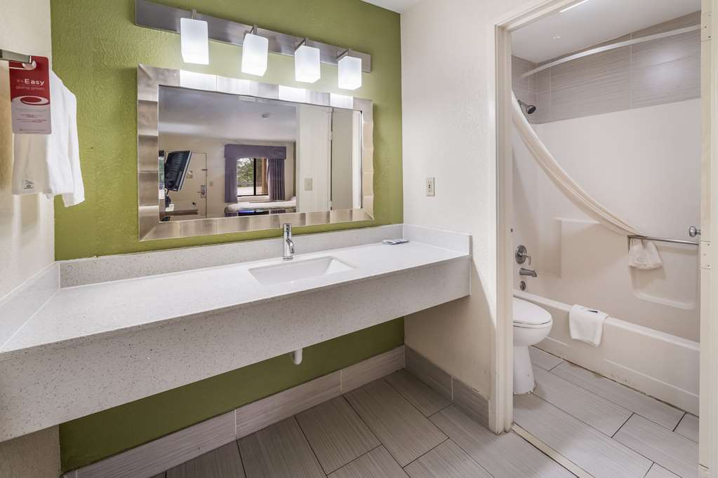 Econo Lodge Atlanta Airport East - photo 22