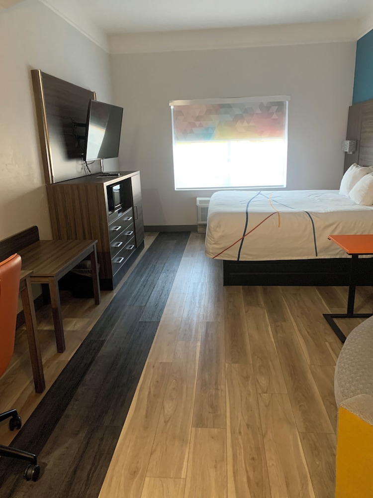 La Quinta Inn & Suites by Wyndham OKC North Quail Springs - photo 16