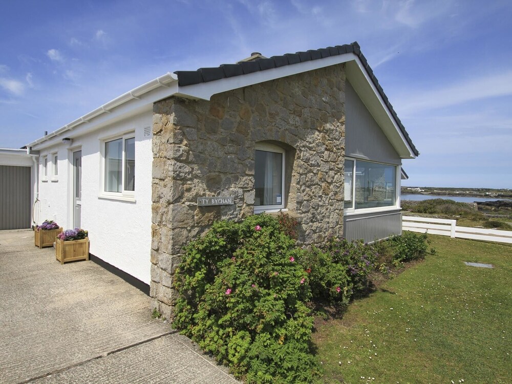 Ty Bychan Sea Views Pet Friendly Secure Garden 4 Bed — 4-Star Luxury Hotel in Holyhead, United Kingdom