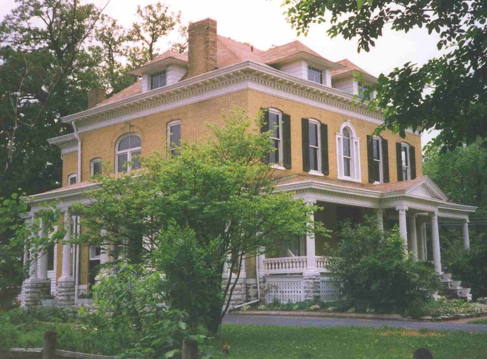 Beall Mansion An Elegant Bed & Breakfast Inn — 4-Star Luxury Hotel in Alton, United States