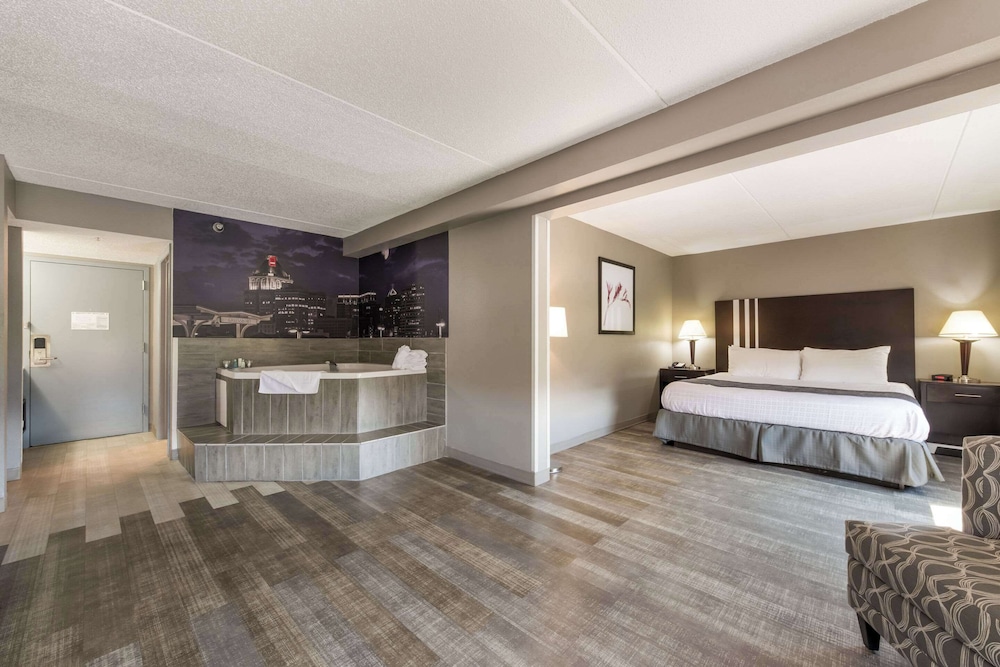 Clarion Pointe Greensboro Airport - photo 25