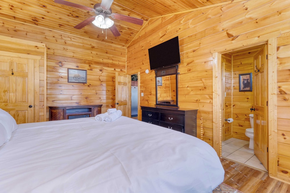 Bear Cove by Avantstay Hot Tub Pool Table - photo 35
