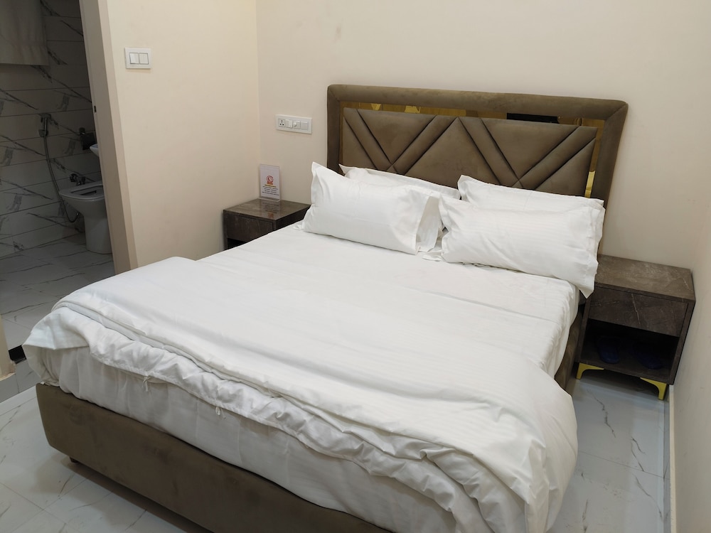 Modest Rooms By Libra in Kharar, India