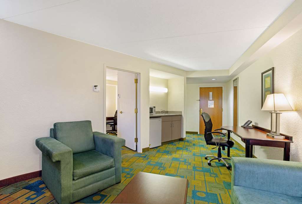 La Quinta Inn & Suites by Wyndham Boston Somerville - photo 39