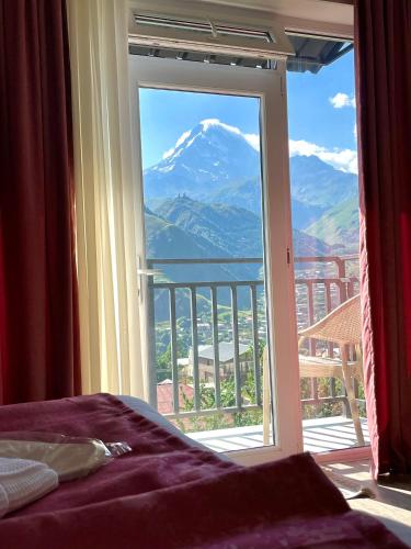 Planet kazbegi - carbon neutral hotel in Step'antsminda