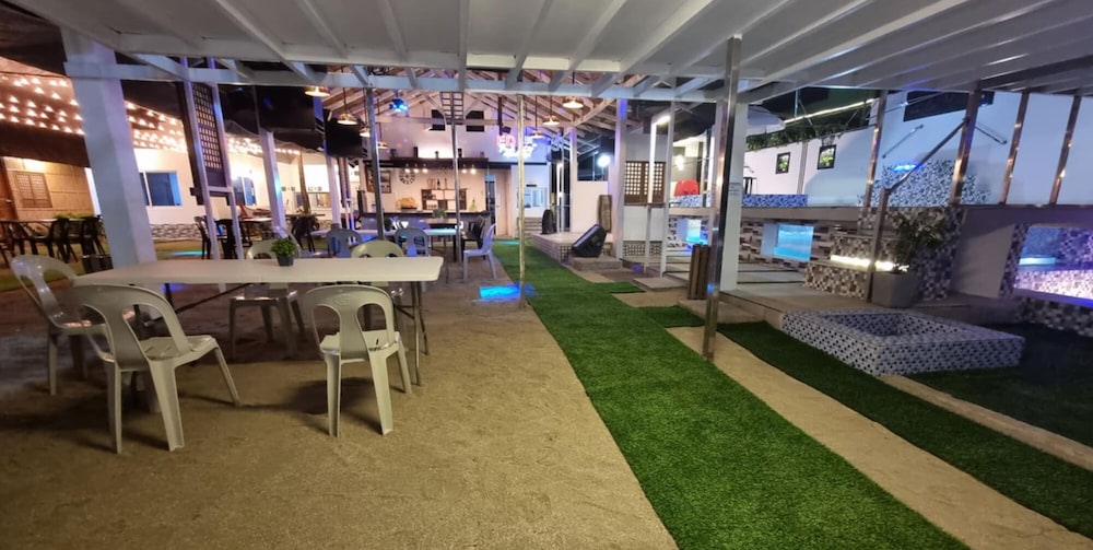 Edvil Beach Resort And Jacuzzi Pool Spa — hotel in Padre Burgos